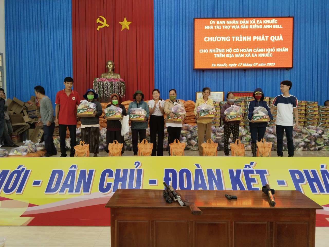 Hội thiện nguyện xã ea knuêc Tặng quà cho hộ gia đình khó khăn trên địa bàn xã Ea Knuếc